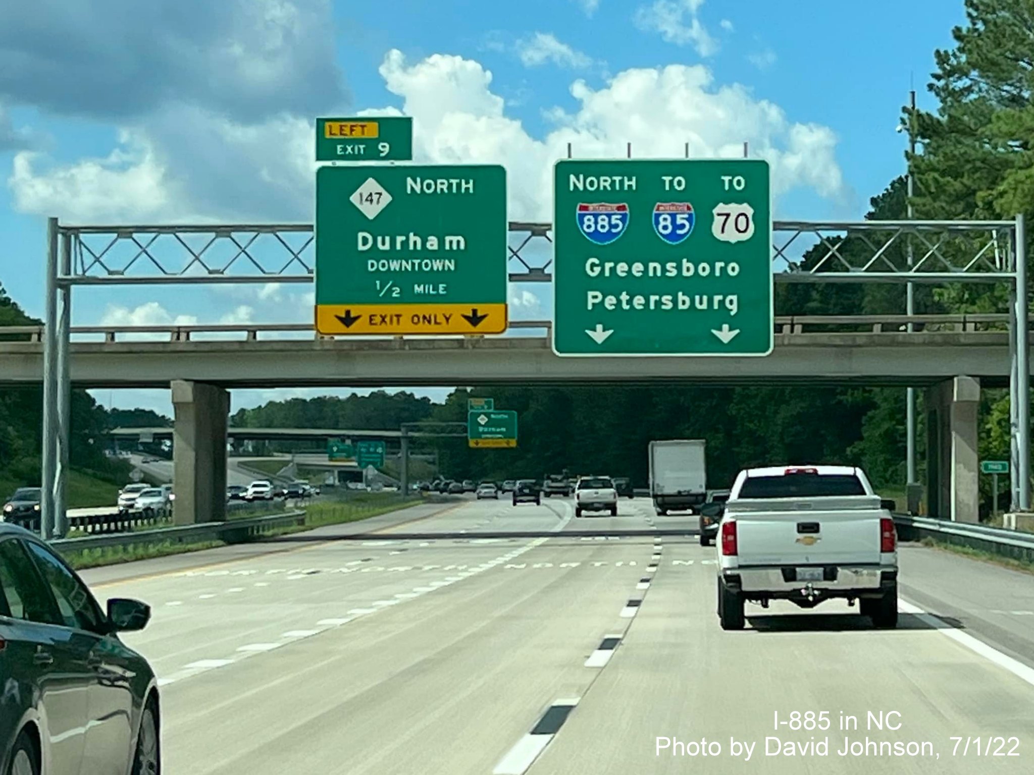 Image of uncovered I-885 North overhead sign prior to NC 147 North/Durham Freeway exit, by David Johnson July 2022