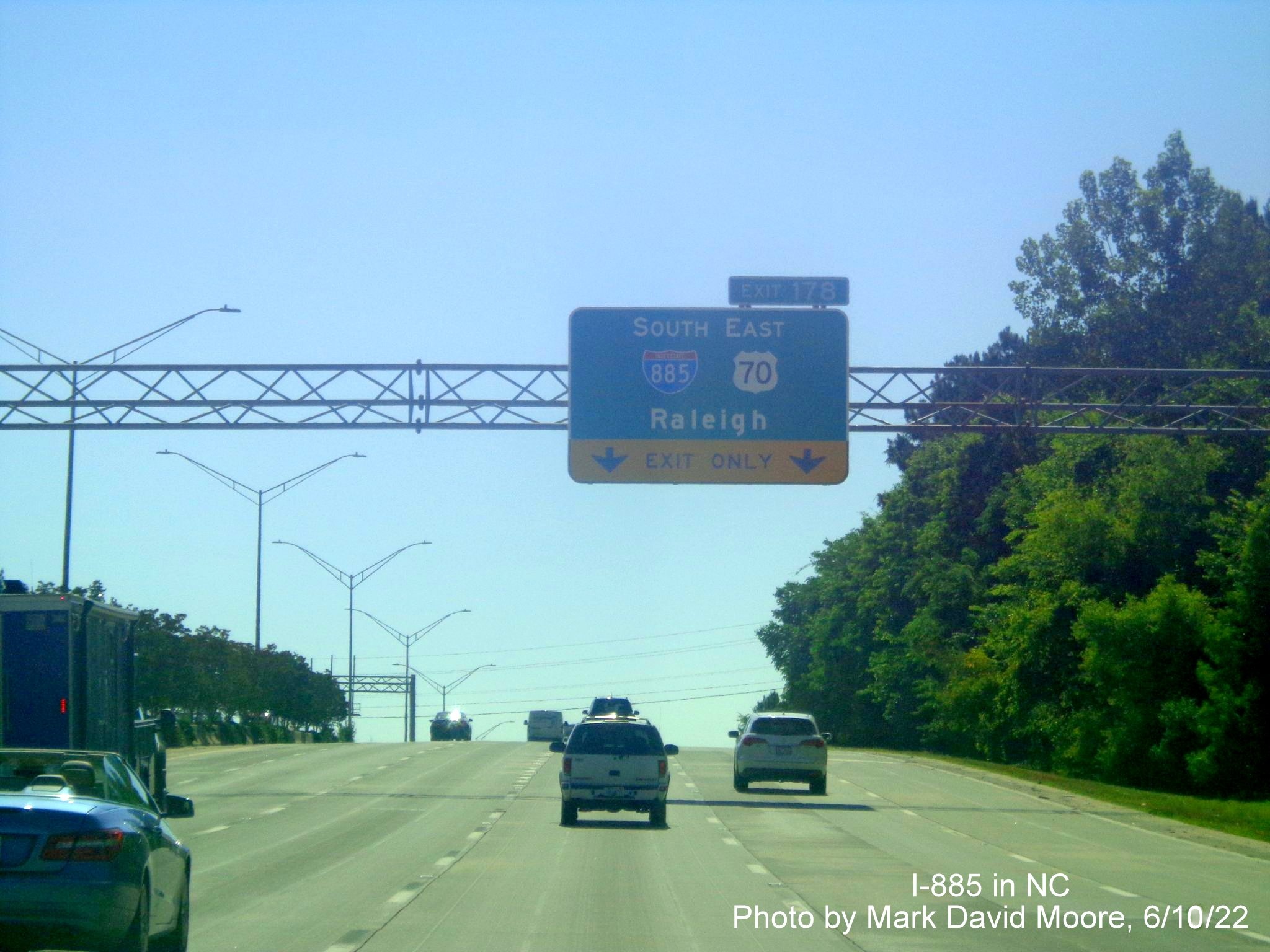 Image of 1/2 mile a advance overhead sign for new I-885 South/US 70 East exit
        on I-85 North/US 70 East in Durham, by Mark David Moore June 2022